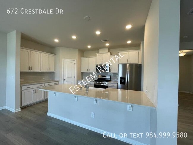 Building Photo - 672 Crestdale Dr