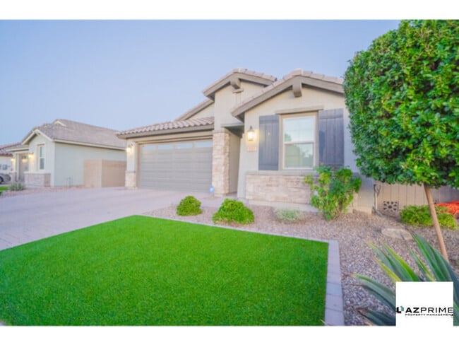 Foto del edificio - Presenting An Exquisitely Crafted 3/2.5 Goodyear Jewel Where Modern Sophistication Meets Serene Comf