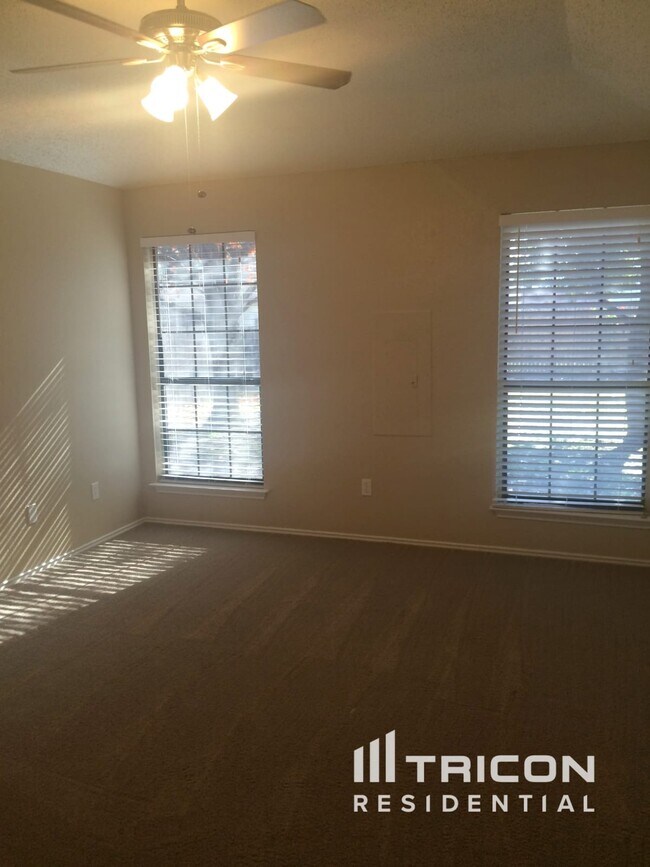Foto del edificio - 708 Leedsfield Ct