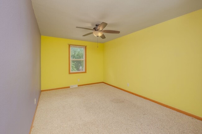 Building Photo - Large Single Family Home for Rent!