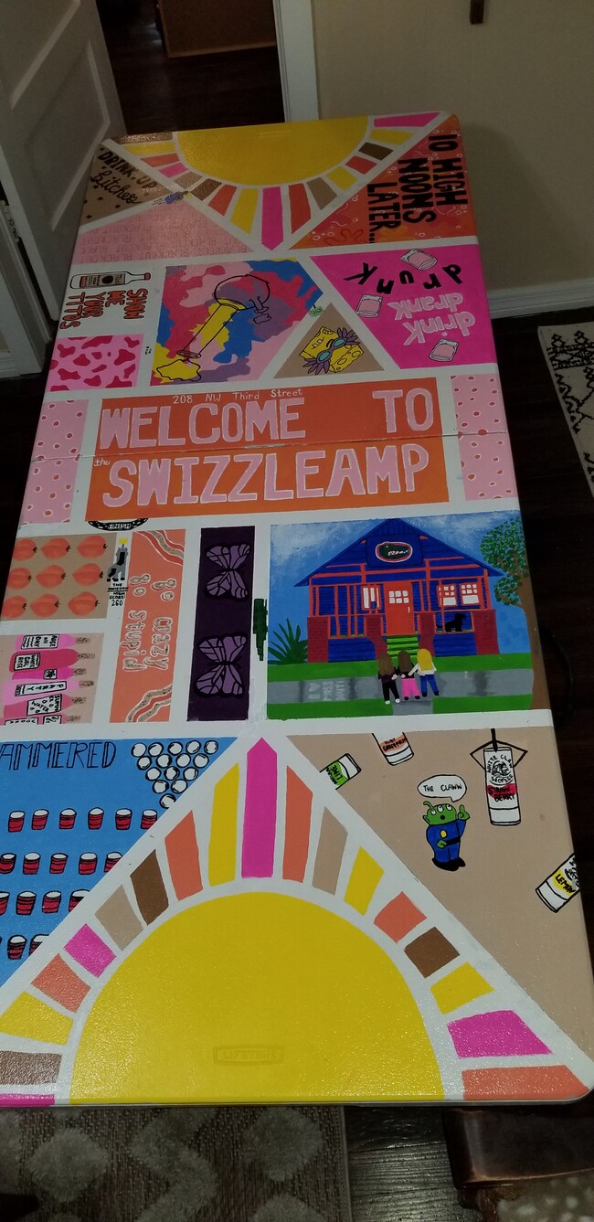 La mesa de juegos plegable incluye una pintura realizada por nuestro inquilino de su residencia universitaria. - 208 NW 3rd St