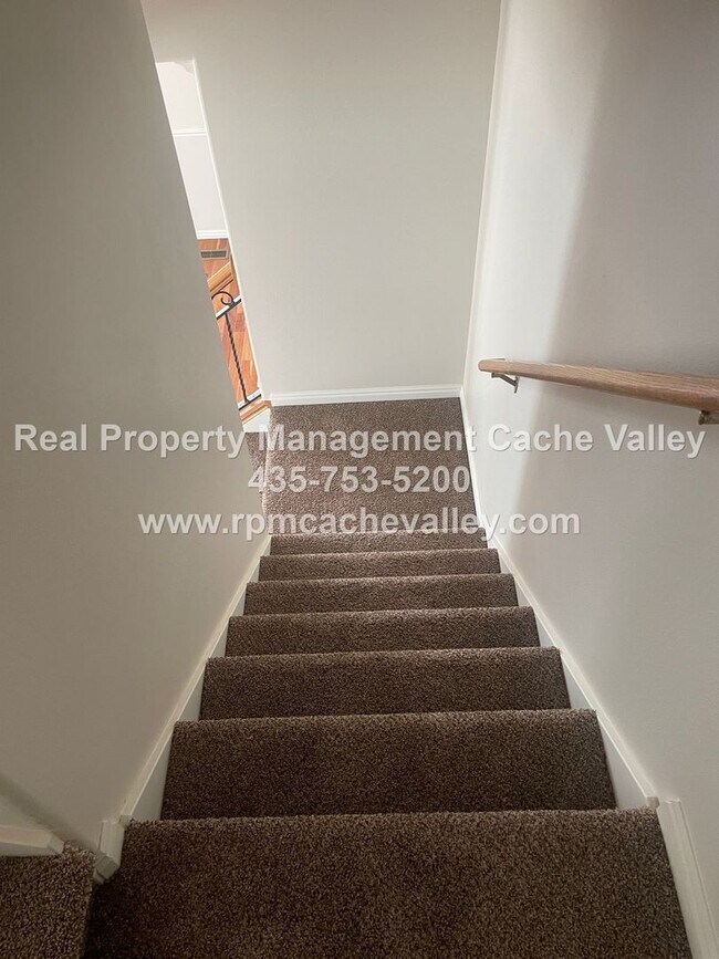 Foto del edificio - 328 280 N