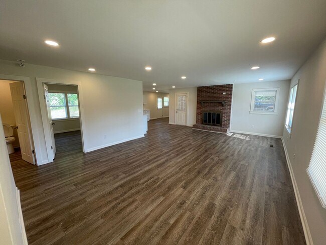 Building Photo - Completely remodeled 3/2 House- $2,295