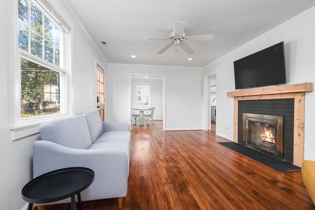 Building Photo - Charming Cottage in Northgate Park - A Gem...