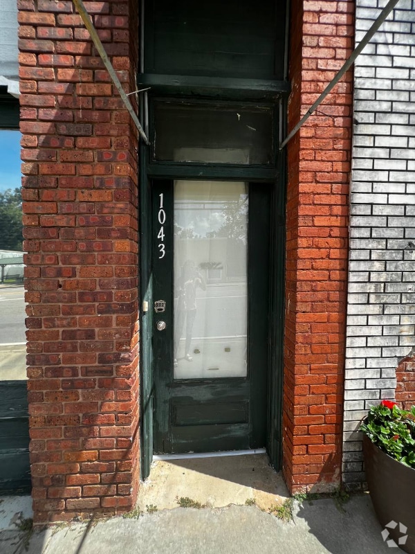 Building Photo - 1043 S Pine St