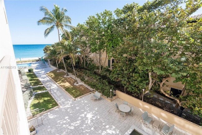 Building Photo - 1021 Hillsboro Mile Unit 204