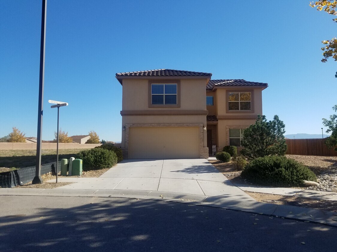 Primary Photo - 4 bed 2.5 bath 2575 sq ft home. Stunning B...