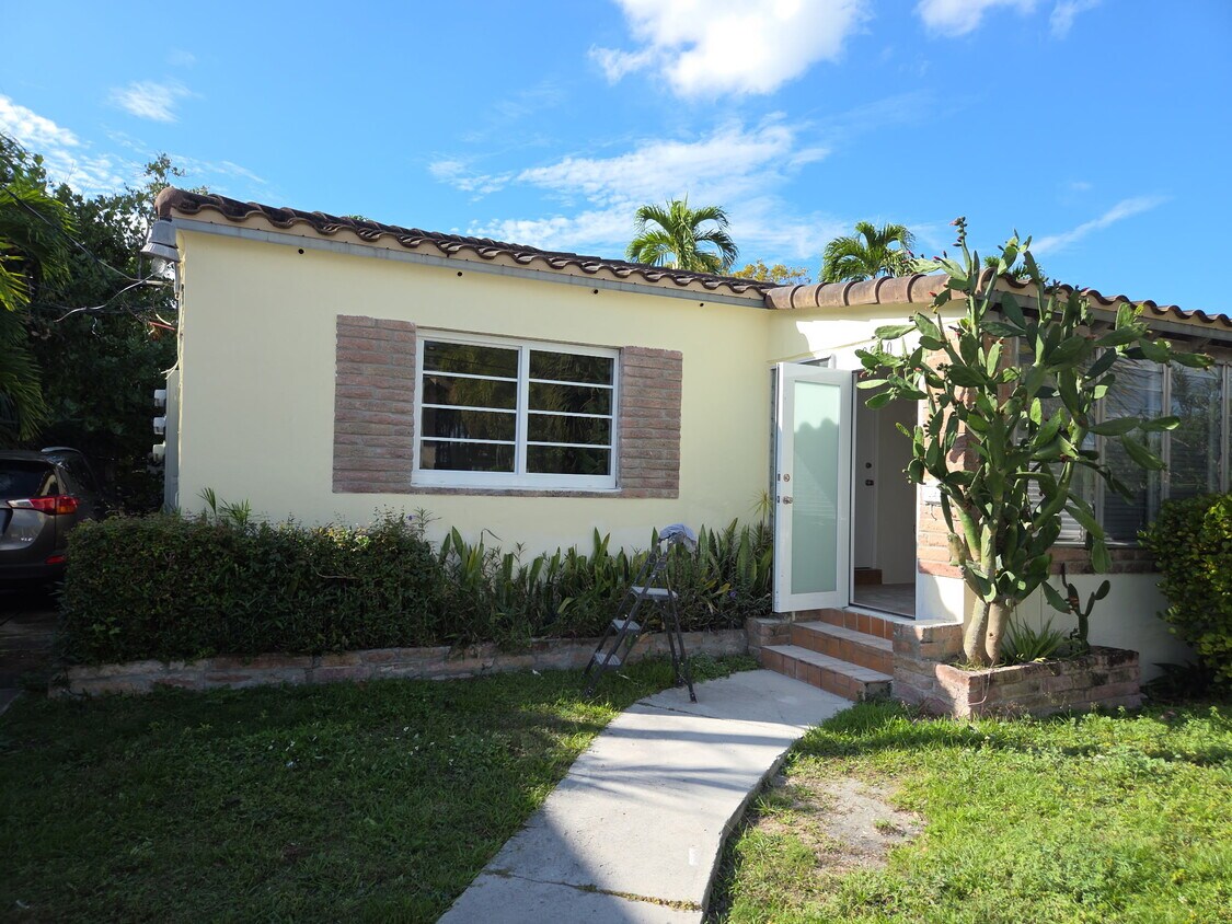 Building Photo - 8520 Crespi Blvd