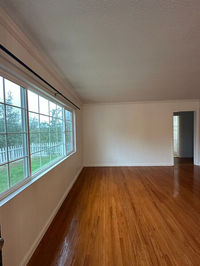 Foto del edificio - Updated & Charming 3 Bedroom Home with Fan...