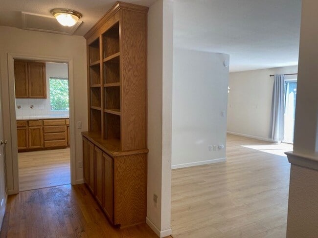 Building Photo - Roomy 3 Bedroom 2 Bathroom Home Walk to Do...