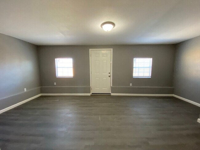 Foto del edificio - COMPLETELY REMODELED 3 bedroom/1 bath dupl...