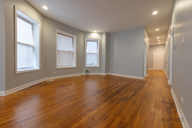 Foto del edificio - 7750 S Saginaw Ave