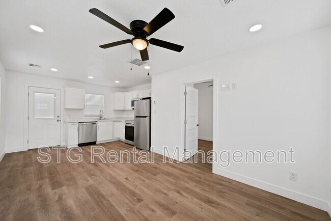 Foto del edificio - 300 W 100 N