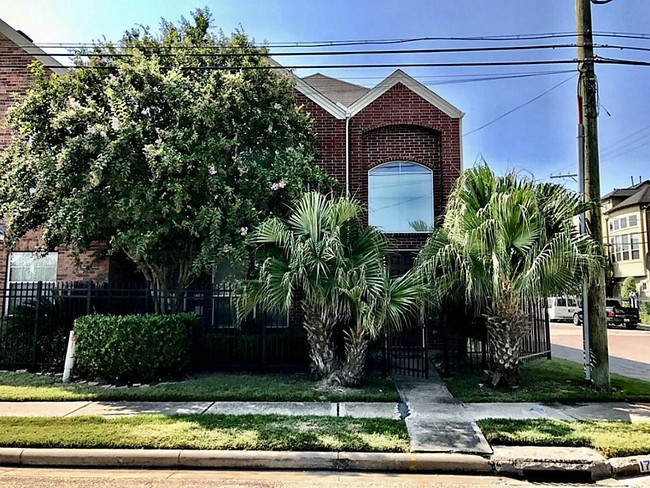 Building Photo - 1743 Aden Dr