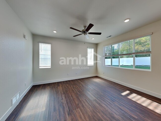 Foto del edificio - 805 S Oak St