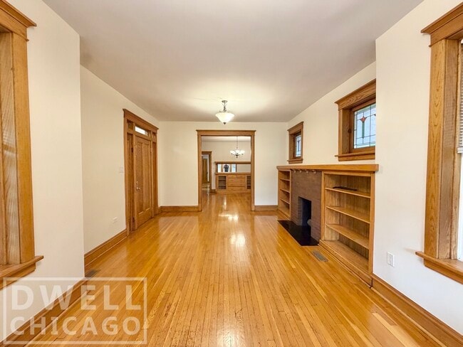 Building Photo - 3324 W Wilson Ave