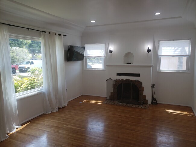 Building Photo - 1139 Rosewood Ave