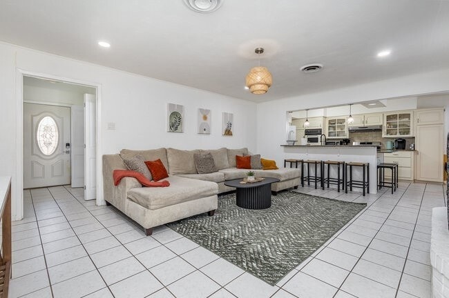 Foto del edificio - 2404 Crestview Cir
