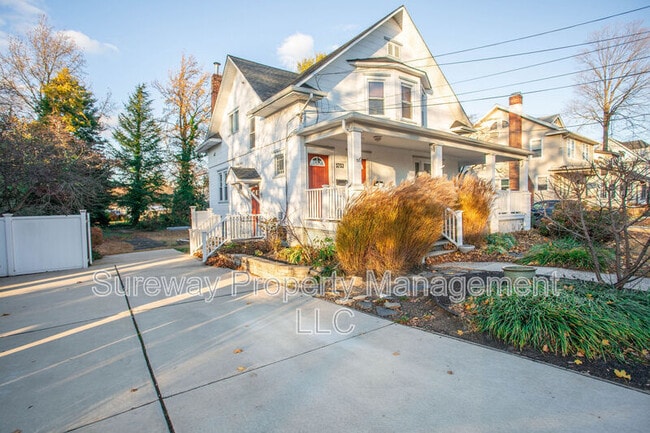 Foto del edificio - 5753 Rogers Ave