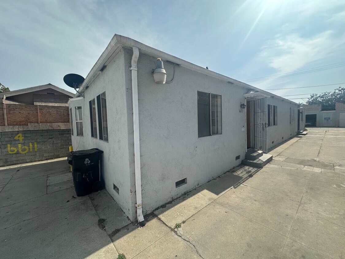 Foto principal - 6611 1/2 Brynhurst Ave