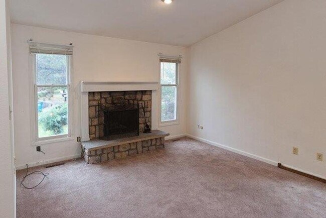 Foto del edificio - 1008 Camelot Cir