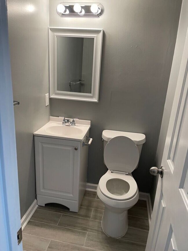 Foto del edificio - Renovated 2 Bedroom 1 1/2 Bath Townhome