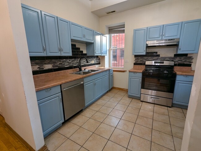Kitchen - 3212 W Warren Blvd