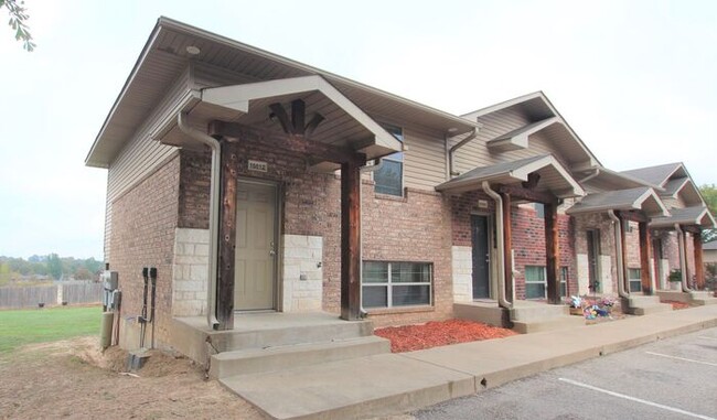 Building Photo - Tour Today! 2 Bed 1.5 Bath Townhome in Lin...