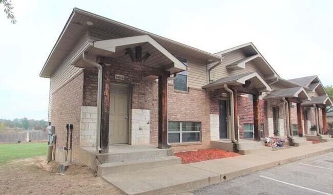 Foto del edificio - Tour Today! 2 Bed 1.5 Bath Townhome, Lindale ISD!