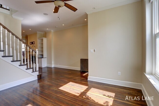 Building Photo - 3 bed/2.5 bath Townhouse in Capitol Hill!