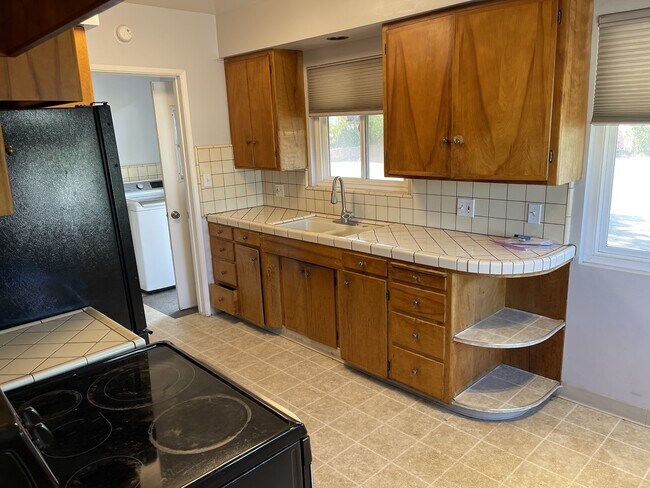 Building Photo - 439 Avalon Dr