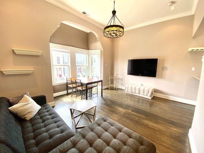 Building Photo - Charming 2bd/1bth w/SUV Parking & Storage