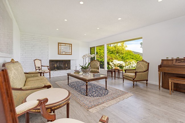 Sala de estar con vistas impresionantes - 2546 Westridge Rd