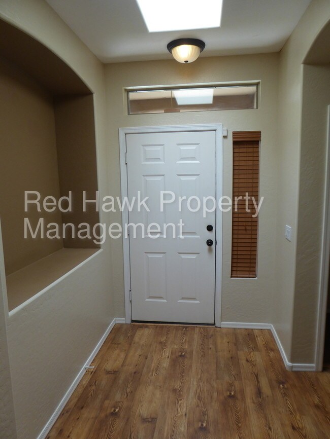 Building Photo - 440 S Val Vista Dr
