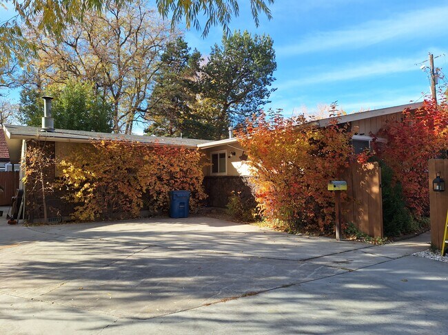 Foto del edificio - 2437 N Curtis Rd