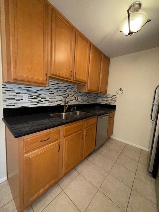 Foto del edificio - Top floor, 1 Bedroom, 1 Bath Condo in Ston...