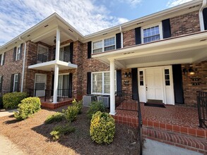 Building Photo - 2711 Reynolda Rd