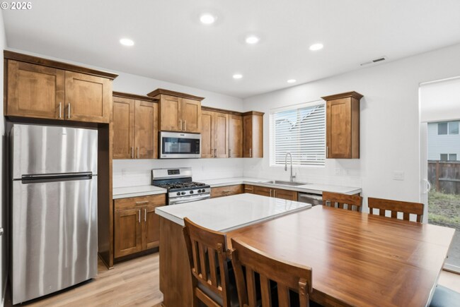 Foto del edificio - Stunning 3 Bedroom with Bonus Room | Solar Panels, Stainless Steel Appliances & Fenced Backyard