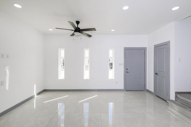 Building Photo - 1011 Emerald Valley Dr