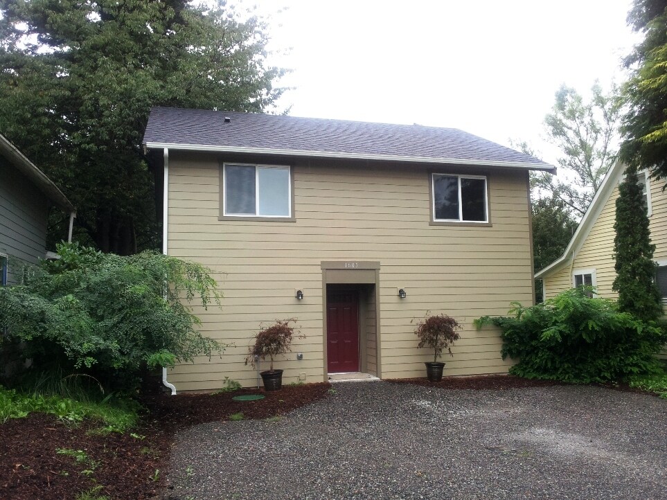 Primary Photo - 1605 Moore St