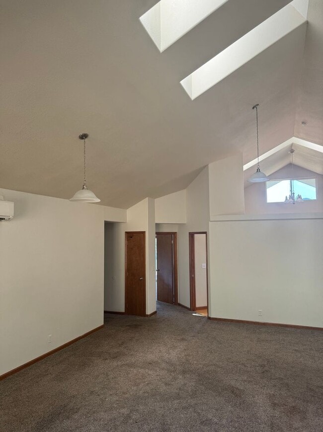Foto del edificio - Lake views in Cottage Grove!