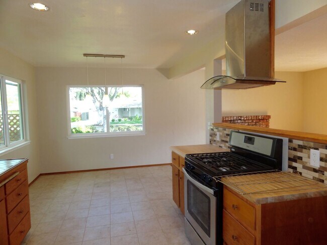 Foto del edificio - Single-Story Home on a Spacious Corner Lot Near Westgate