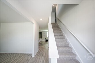 Building Photo - 156 Kraft Kove