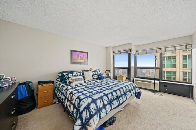 Building Photo - Beautiful corner unit with lake and city v...