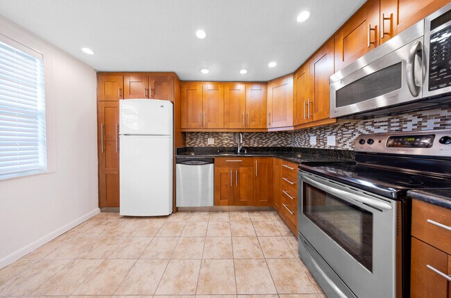 Building Photo - 575 Oaks Ln