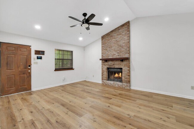 Foto del edificio - 1321 Burgess Dr