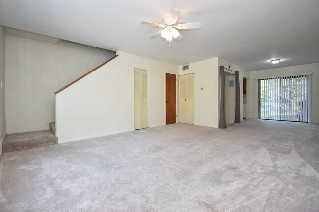 Building Photo - Spacious 2 Bed, 2.5 Bath Townhouse in Sout...