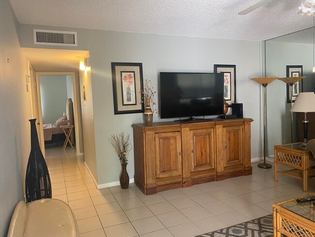 Foto del edificio - 542 Normandy Ln