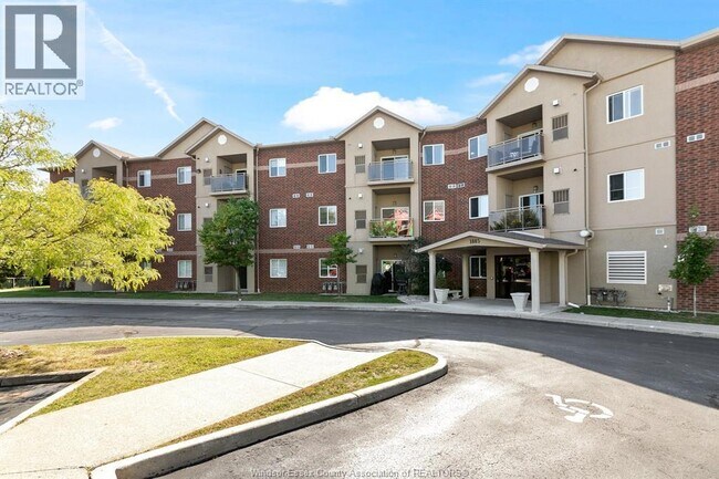 Building Photo - 1885 WESTVIEW 211