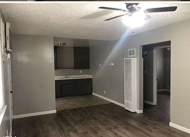 Foto del edificio - Updated Two bedroom, one bathroom close to shopping and schools!